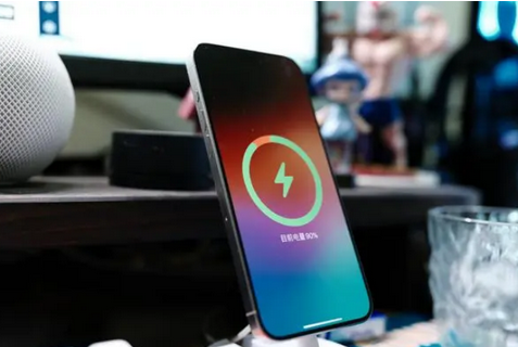镜湖苹果15换屏服务分享用什么充电器给iPhone15充电更好 